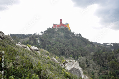 Tableau sur toile Moorish Castle Walls Overlooking Pena Palace in Sintra, Portugal