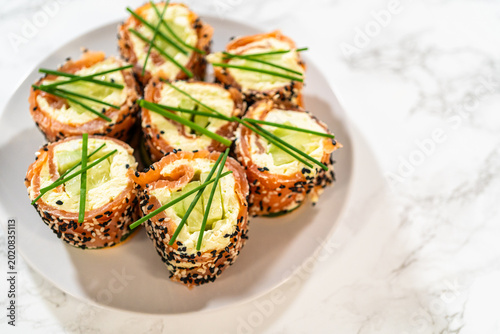 Foto Smoked Salmon Jumbo Cream Cheese Rolls From Assembly to Plating