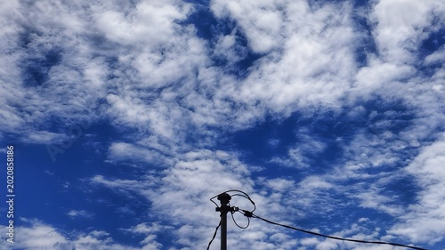 Fotografie A breathtaking expanse of cerulean blue sky dotted with an intricate tapestry of