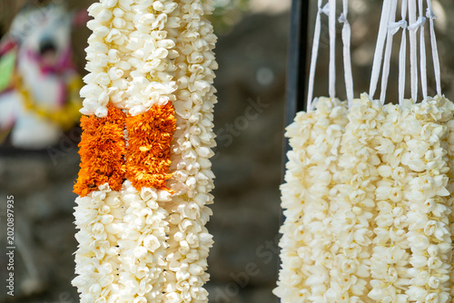 Fotografia Orangr and white flower offerings (guirlande) Trincomalee, Sri Lanka