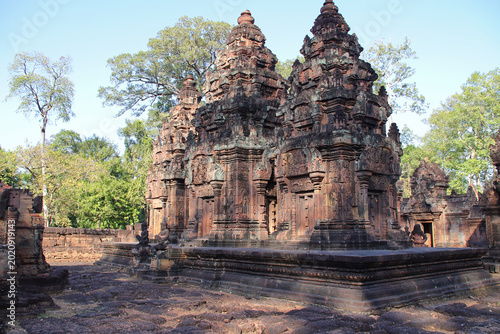 Foto ruined khmer hindu and buddhist temple (banteay srei)  in angkor in the siem rea