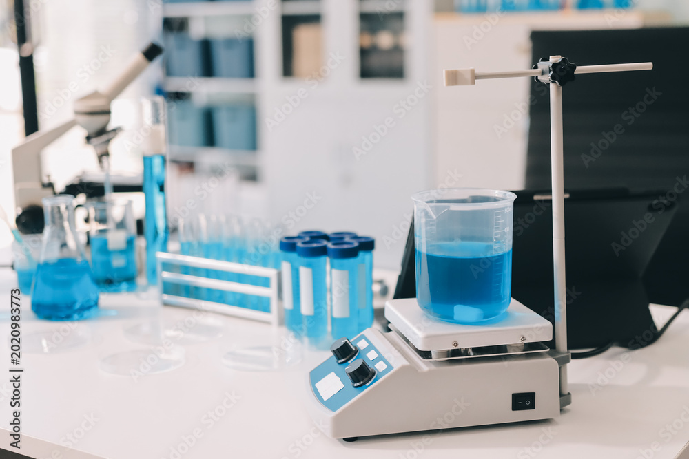 Naklejka premium Lab technician experimenting in lab
