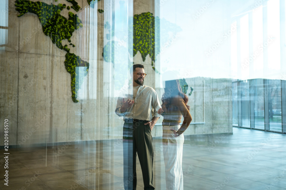 Εκτύπωση καμβά Business partners discussing global strategy in eco-friendly office lobby