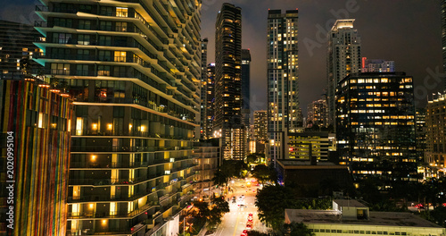 Foto Miami city skyline at night with modern buildings
