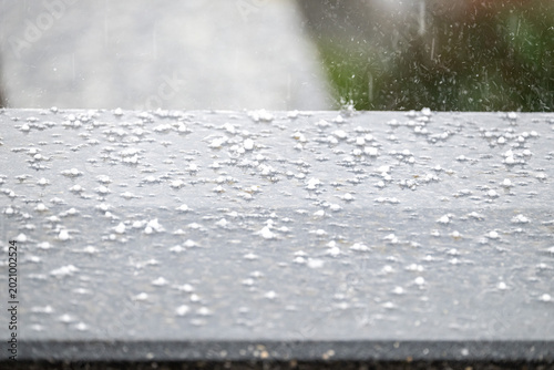 Foto Heavy hailstorm and rain in urban Brussels