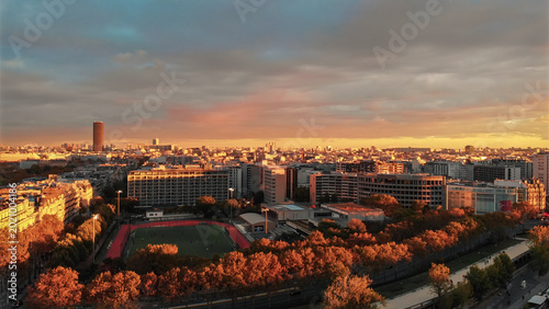 Foto Paris cityscape with montparnasse tower at sunset