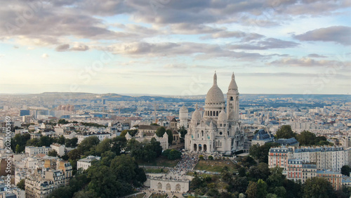 Cuadro en lienzo Sacre-coeur basilica overlooking paris cityscape from montmartre