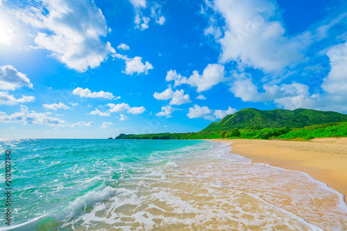 石垣島　エメラルドグリーンに包まれた明石ビーチの風景
