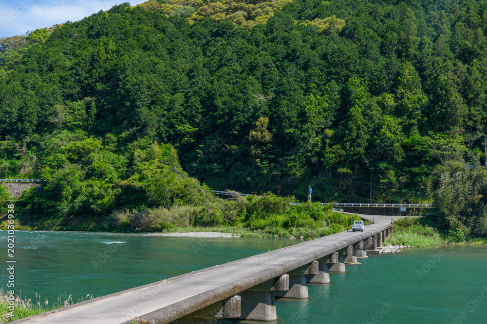 Fototapeta premium 高知県仁淀川に架かる片岡沈下橋と清流の風景