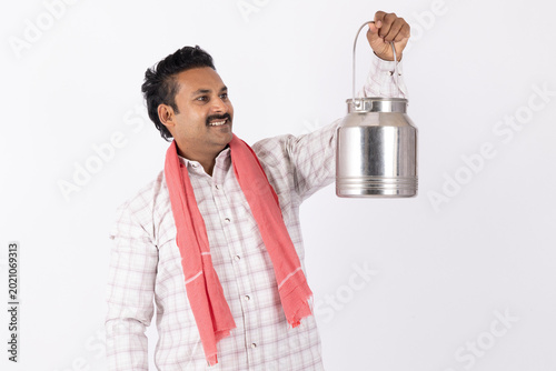 Foto Portrait of smiling young man wearing gamcha holding steel milk or Clarified but