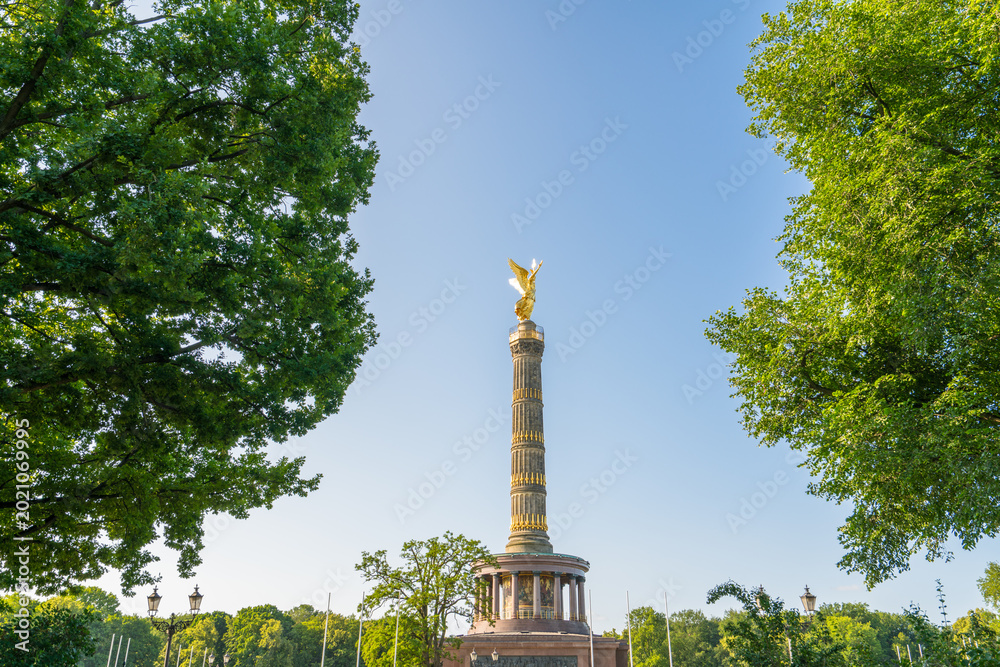 Fototapeta premium Berlin Victory Column on sunny summer day 
