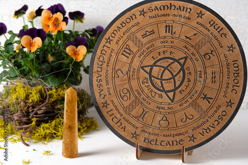 Obraz na płótnie Wheel of the Year engraved with the eight pagan festivals