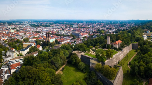 Tableau sur toile Bielefeld, Luftbild mit Sparrenburg