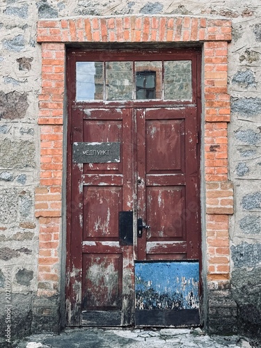 Fotografía Antique burgundy wooden medical station doors at Museum of History and Ethnography at Myhiia College, Mykolaiv region, Ukraine