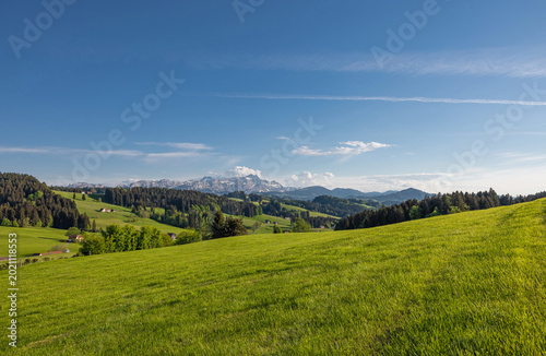 Φωτογραφία Landschaft im Appenzellerland mit grünen Hügeln und Blick auf den Säntis im Hintergrund