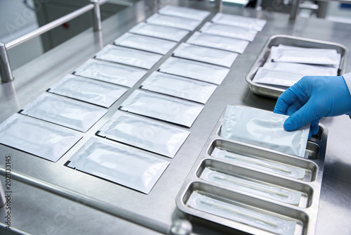 Quadro su tela Medical testing kits being prepared for distribution in a sterile laboratory env