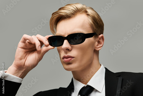 Fotografía Handsome stylish man showcasing fashion with confidence and charisma in a sleek