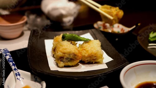 和食の食事風景　揚げたての京湯葉の春巻き（クローズアップ）