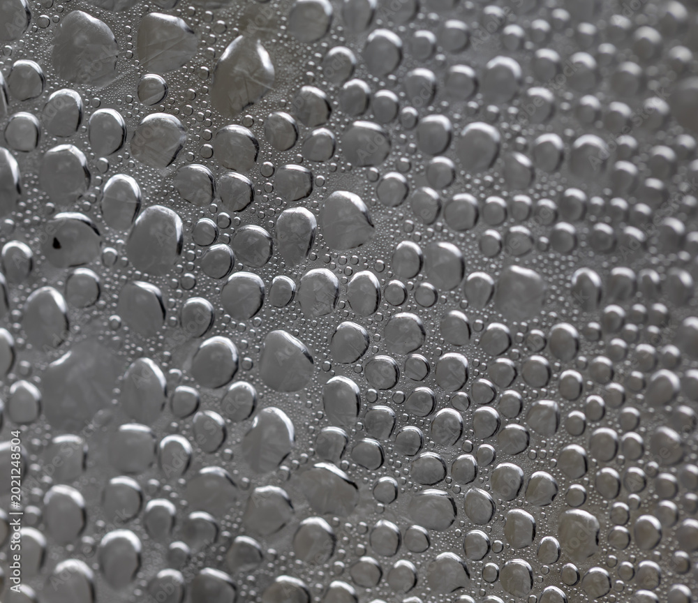 Obraz premium Close-up of droplets on a reflective surface