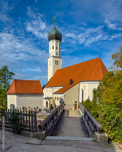 Kirche St. Laurentius mit Friedhof in Königsdorf