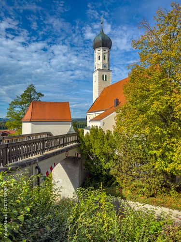 Kirche St. Laurentius mit Fußgängerbrücke in Königsdorf