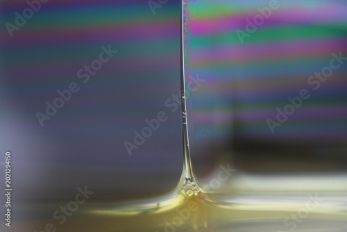Tableau sur toile Minimalist Macro of Vertical Liquid Membrane with Prismatic Rainbow Bands