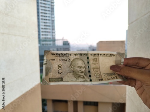 Canvas Print Indian 500 Rupee Banknote Held Against Urban Balcony View