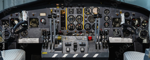 Foto Vintage aircraft cockpit interior analog instruments, control levers worn pilot steering handles