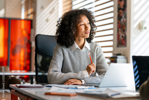 Tableau sur toile Black businesswoman having creative thoughts in modern office