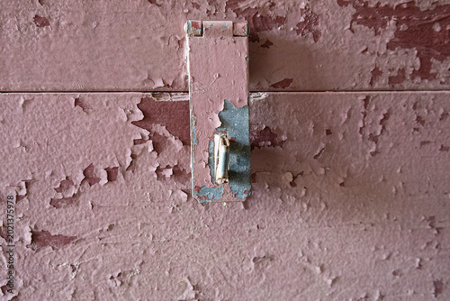Bild auf Leinwand Rusted Lock Hasp on Distressed, Peeling Surface