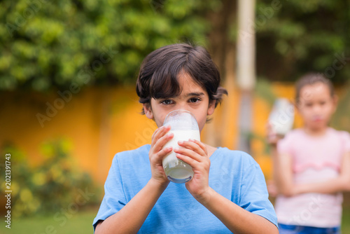Φωτογραφία Middle Eastern family children drinking milk outdoors during Eid Ramadan iftar c