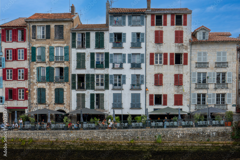 Naklejka premium Bayonne, les maisons typiques du quai Augustin Chahot