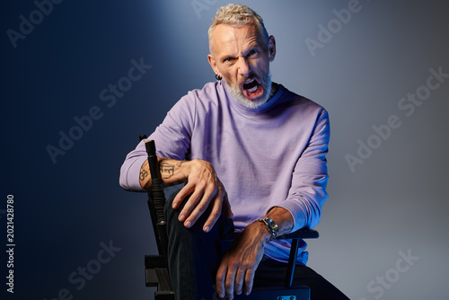 Φωτογραφία Bearded man exudes charisma in his stylish purple long sleeve shirt in studio se