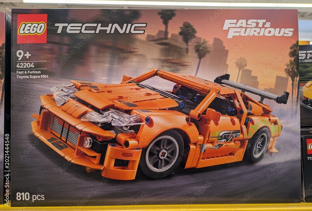 Obraz premium Caja con juguete Lego de auto Toyota Supra MK4 de Fast & Furious en una tienda Carrefour, Madrid, España, 28 de marzo de 2026