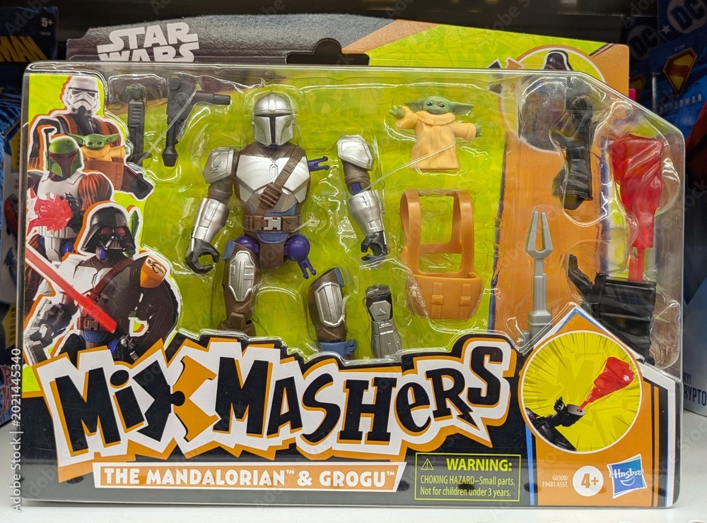 Obraz premium Figura de acción de The Mandalorian y Grogu de Star Wars, puesta a la venta en estante de tienda Carrefour en Madrid, España, 28 de marzo de 2026