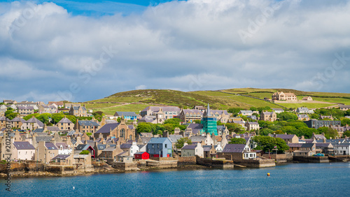 Quadro su tela La ville de Kirkwall vue depuis le ferry dans les Orcades, Ecosse