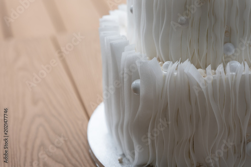 Fotografía Close up of modern wedding cake decorated with edible wafer paper and sugar pearls