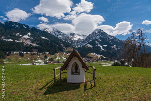 Blick von der Schöllanger Burgkirche bei Oberstdorf in die Allgäuer Alpen