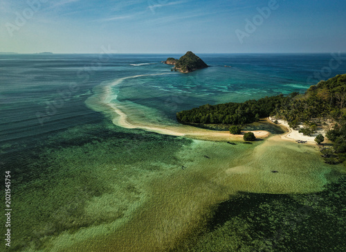 Foto Aerial drone view of Lakdayan Sandbar near Coron Island, Philippines, featuring a curved tropical sandbar, turquoise coral reefs, crystal clear ocean water and a remote island landscape in Palawan