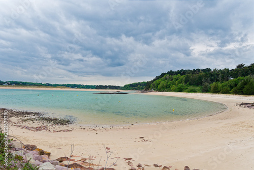 Tableau sur toile Sables-d'Or-les-Pins dévoile une plage immense bordée de dunes