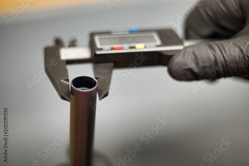 Fotografia Digital caliper measuring inner diameter of metal tube