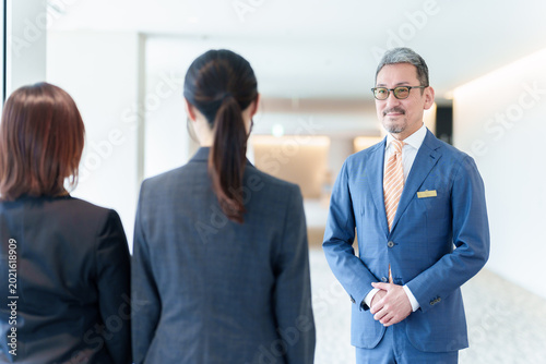 Bild auf Leinwand マナー講師　新人研修　OJT　接客業