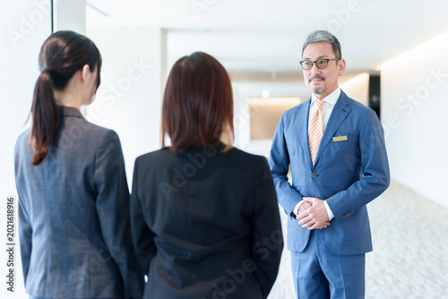 Schilderij op canvas マナー講師　新人研修　OJT　接客業