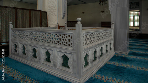 Fotografie Craftsmanship of carved marble in enclosure at modern mosque with geometric patt
