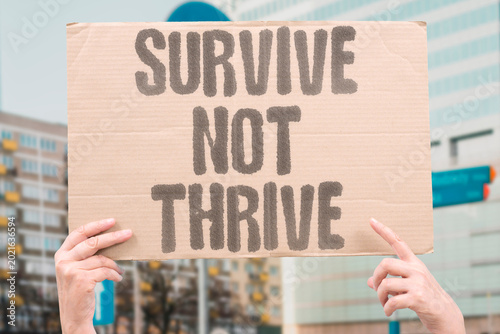 Fotografía "Survive Not Thrive" Modern conditions allow survival while prosperity stays inaccessible
