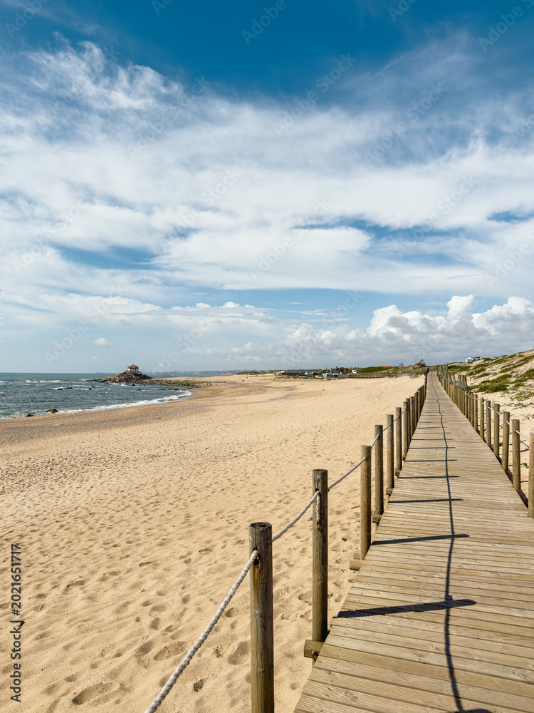 Fototapeta premium Wooden Boardwalk at Praia Mar e Sol in Miramar