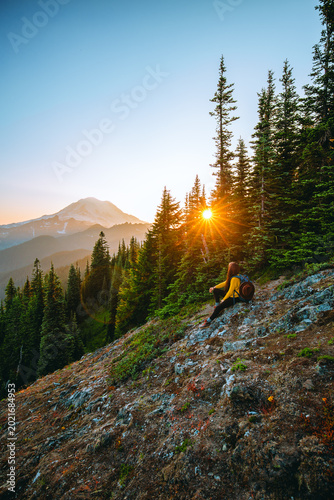 Φωτογραφία Woman enjoying sunset view of Mount Rainier on Naches Peak Trail in Mount Rainie