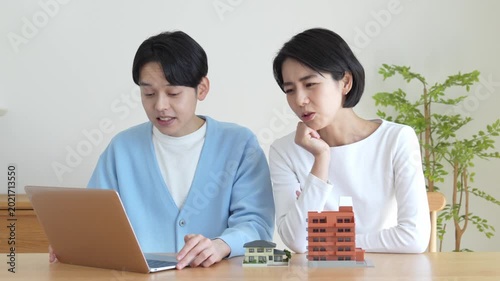 パソコンを見ながら話すカップル