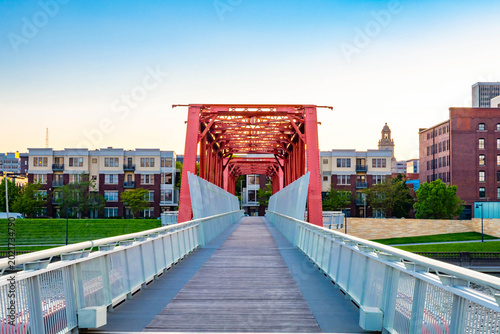 Fényképezés Principal Riverwalk Bridge in Des Moines Iowa
