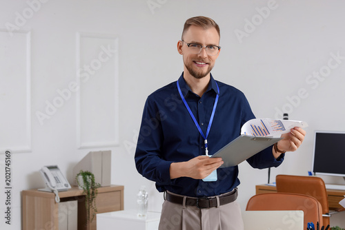 Male business consultant wi...